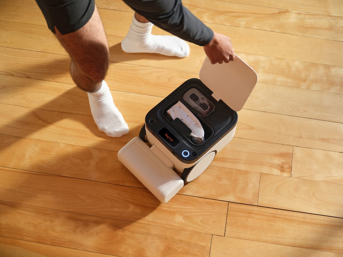 A person lifting the Matic's lid to change the bag, the display showing a "Bag full" warning